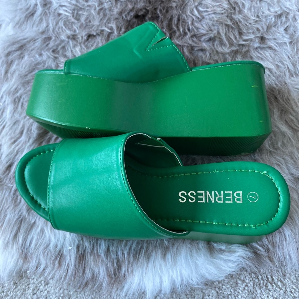 Open toe platform mule. BERNESS size 7. Kelly green
